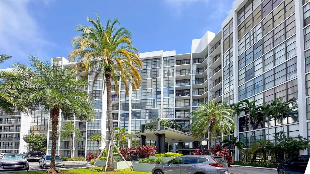 800 Parkview Dr #323 Hallandale Beach, FL 33009