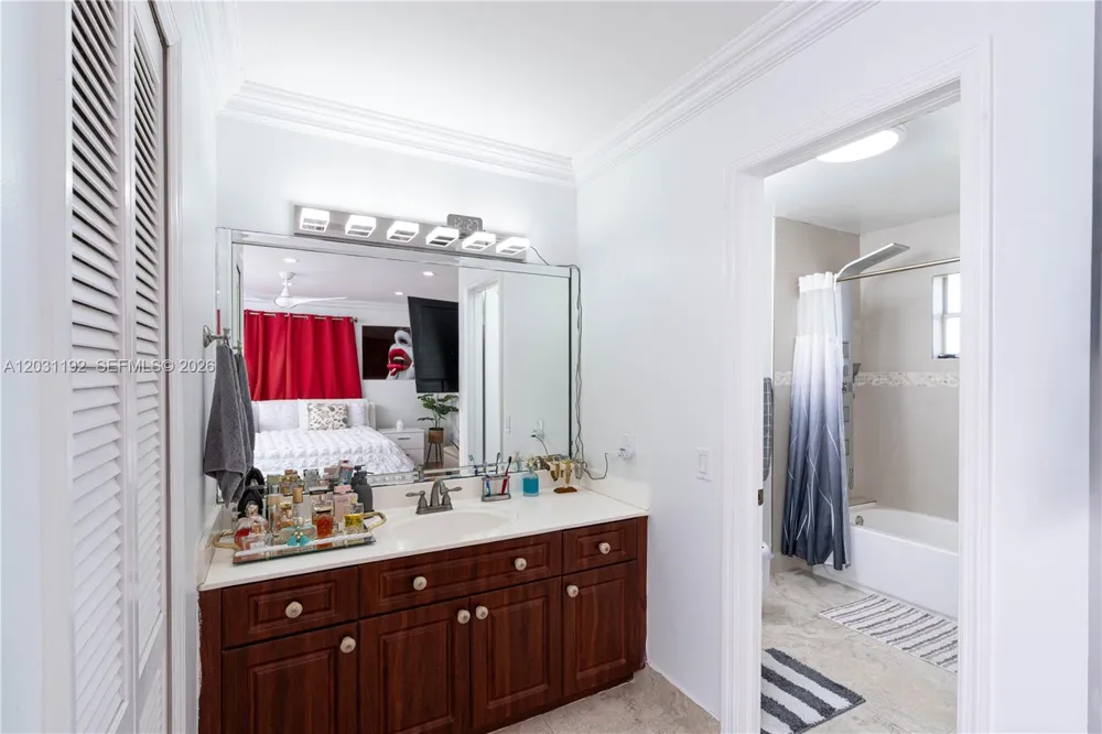 1084 SW 142nd Pl Miami, FL 33184