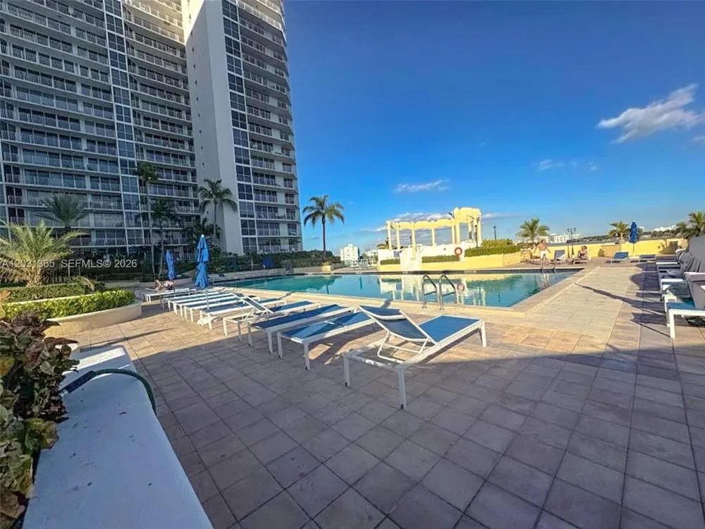 7601 E Treasure Dr #919 North Bay Village, FL 33141