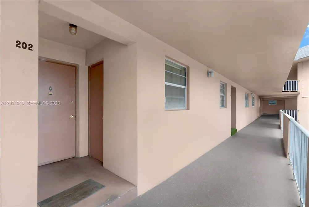1200 Tallwood Ave #202 Hollywood, FL 33021