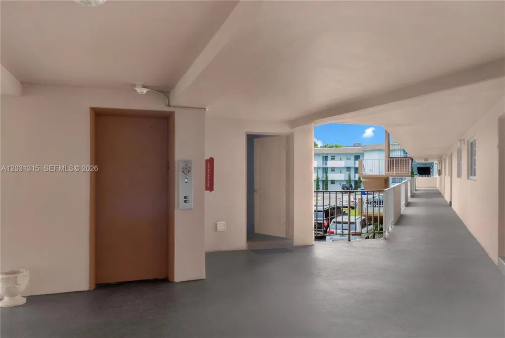 1200 Tallwood Ave #202 Hollywood, FL 33021