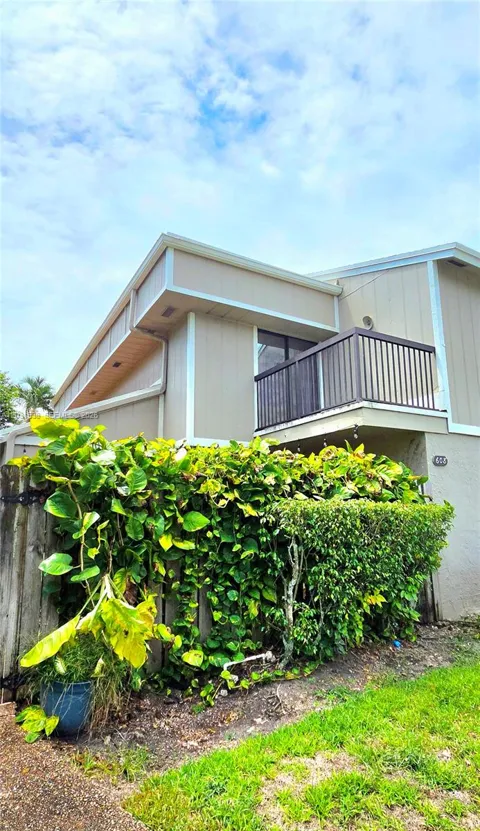 608 Commodore Dr