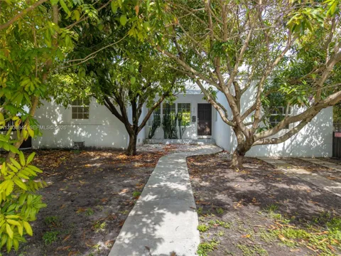 8942 Carlyle Ave