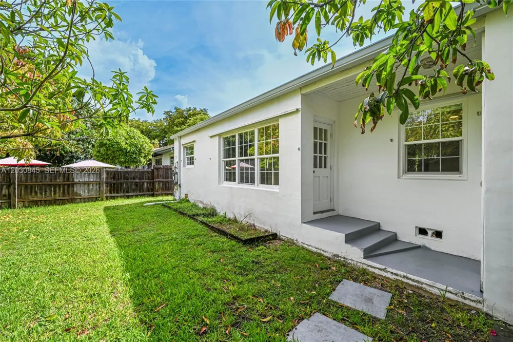 8942 Carlyle Ave Surfside, FL 33154
