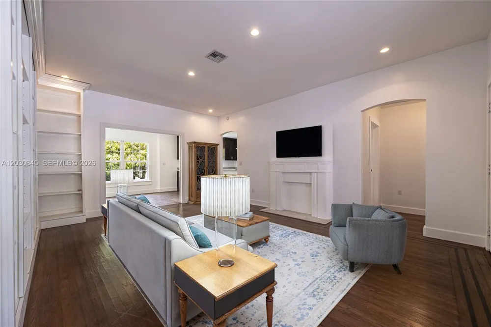 8942 Carlyle Ave Surfside, FL 33154