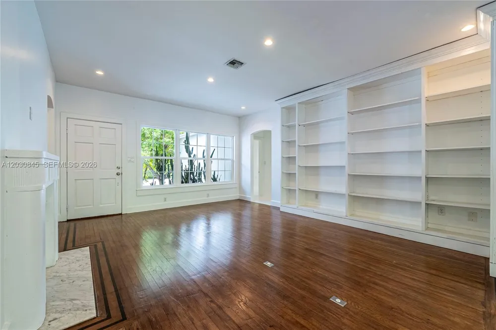 8942 Carlyle Ave Surfside, FL 33154