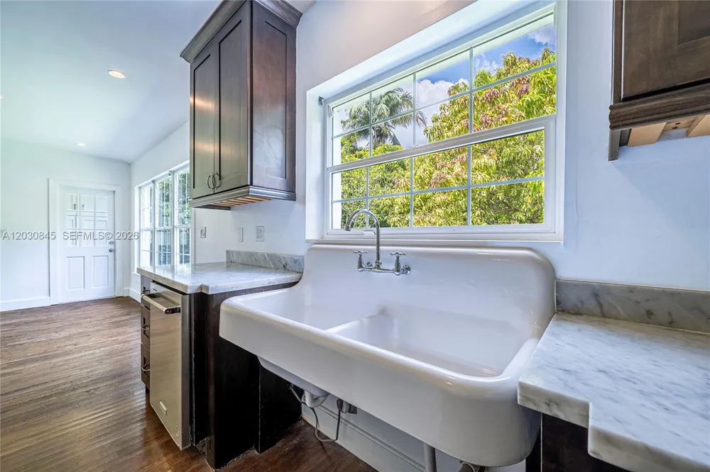 8942 Carlyle Ave Surfside, FL 33154