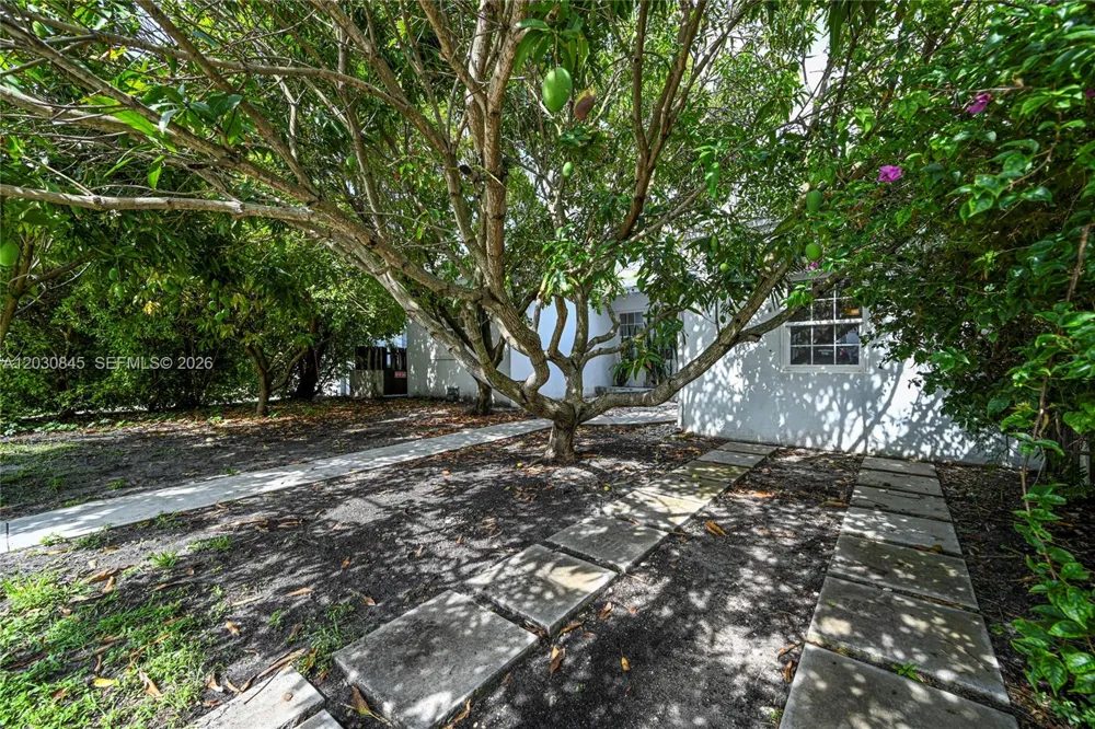 8942 Carlyle Ave Surfside, FL 33154