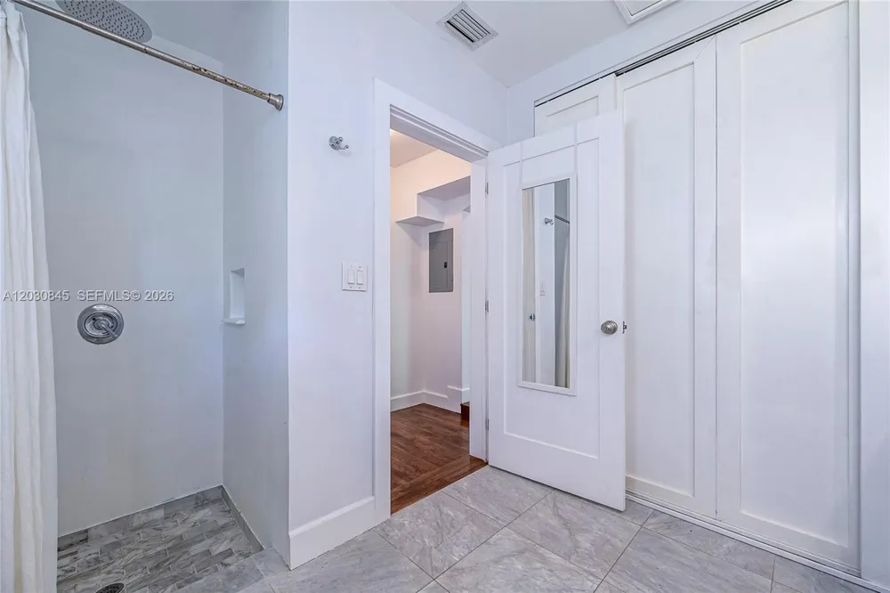 8942 Carlyle Ave Surfside, FL 33154