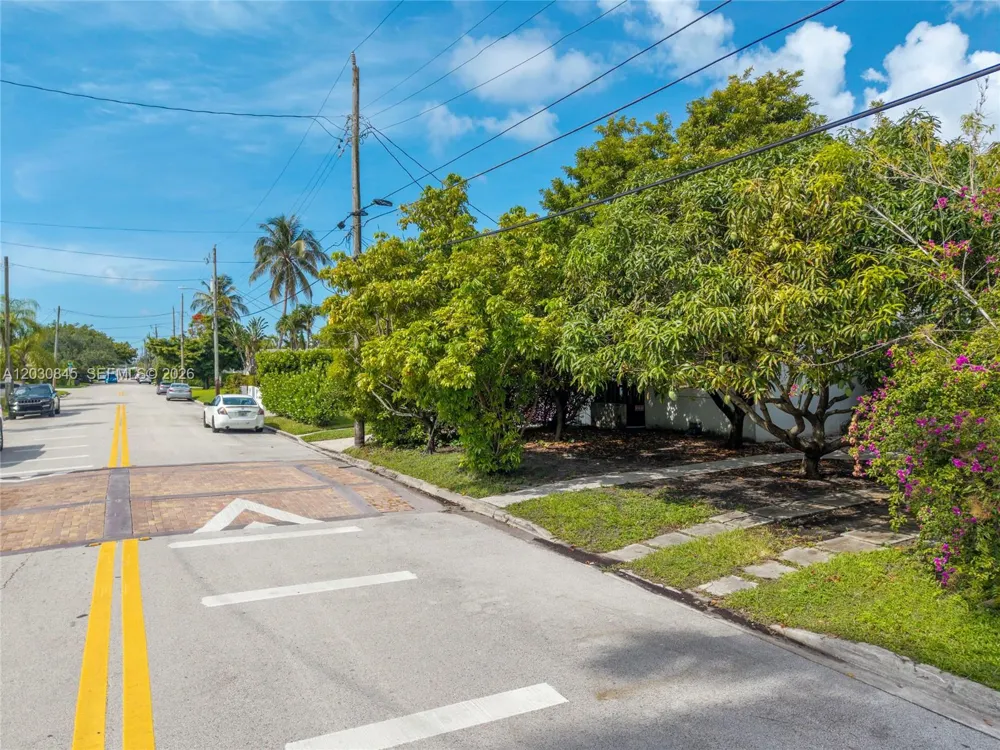 8942 Carlyle Ave Surfside, FL 33154