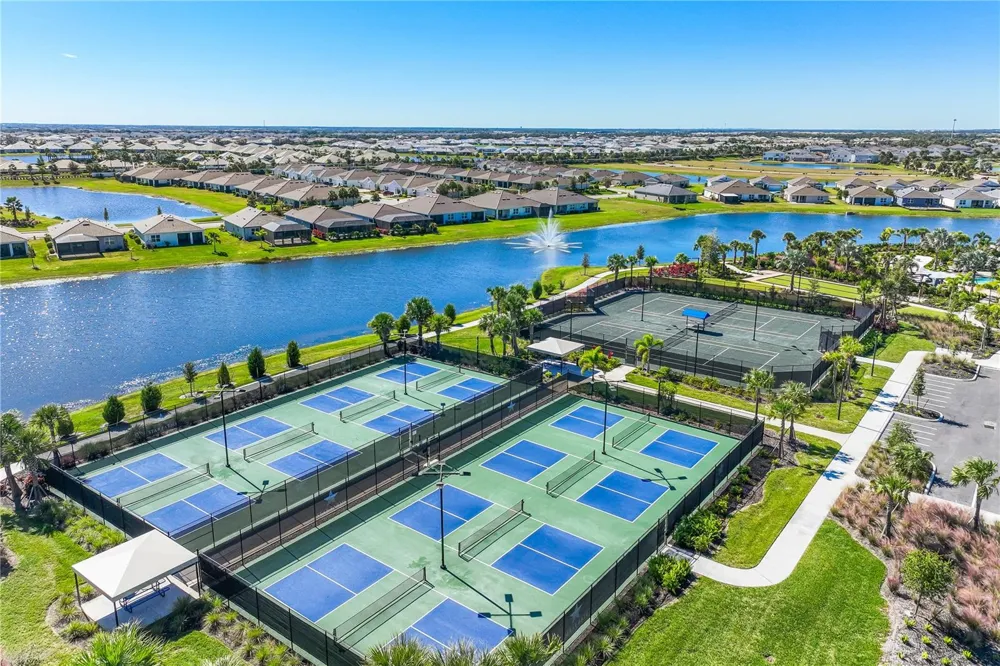 18634 BUCKSKIN DRIVE Lakewood Ranch, FL 34211