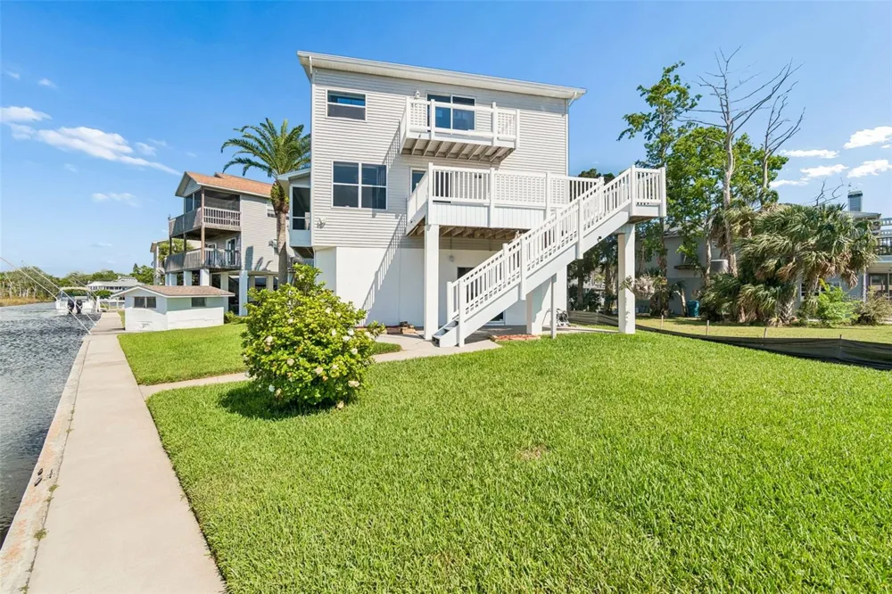 5247 TROPICAL POINT Weeki Wachee, FL 34607