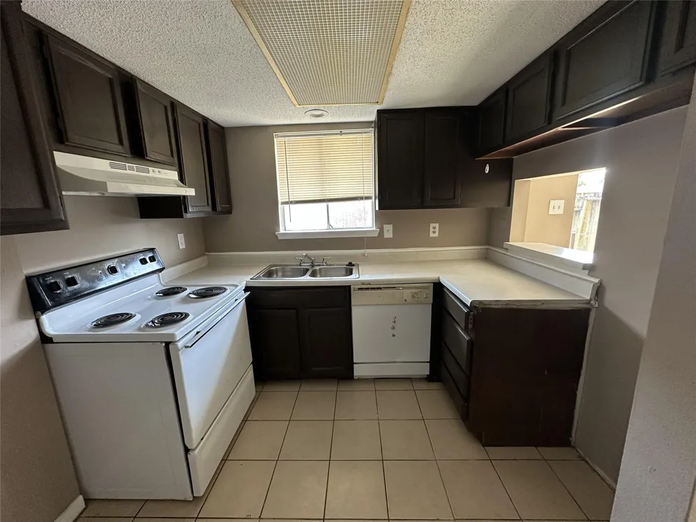 1519 S 8th Street La Porte, TX 77571