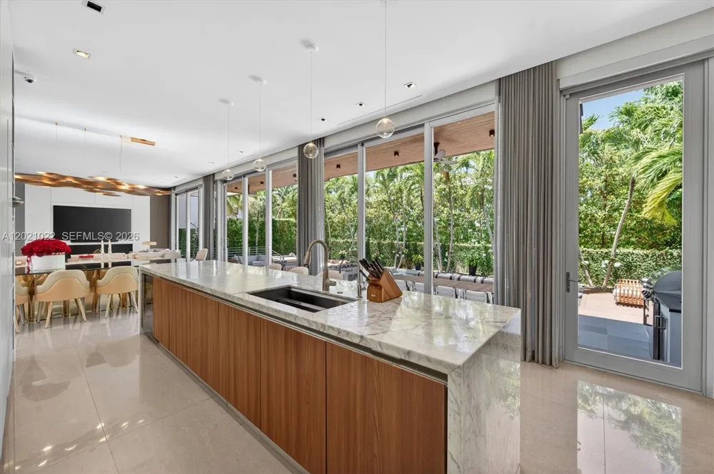 625 Curtiswood Dr Key Biscayne, FL 33149