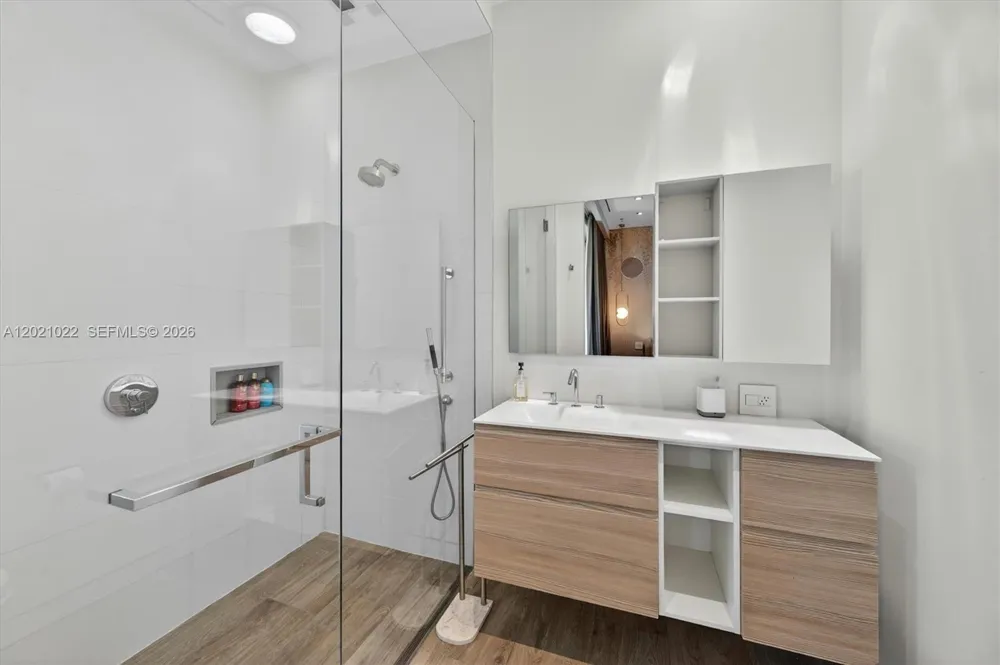 625 Curtiswood Dr Key Biscayne, FL 33149