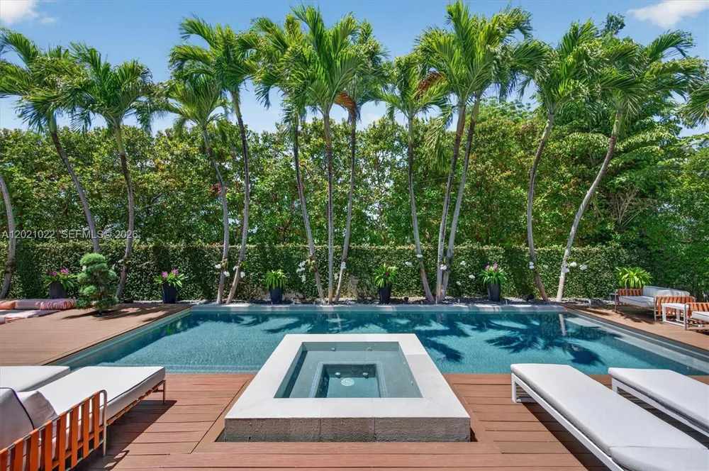 625 Curtiswood Dr Key Biscayne, FL 33149