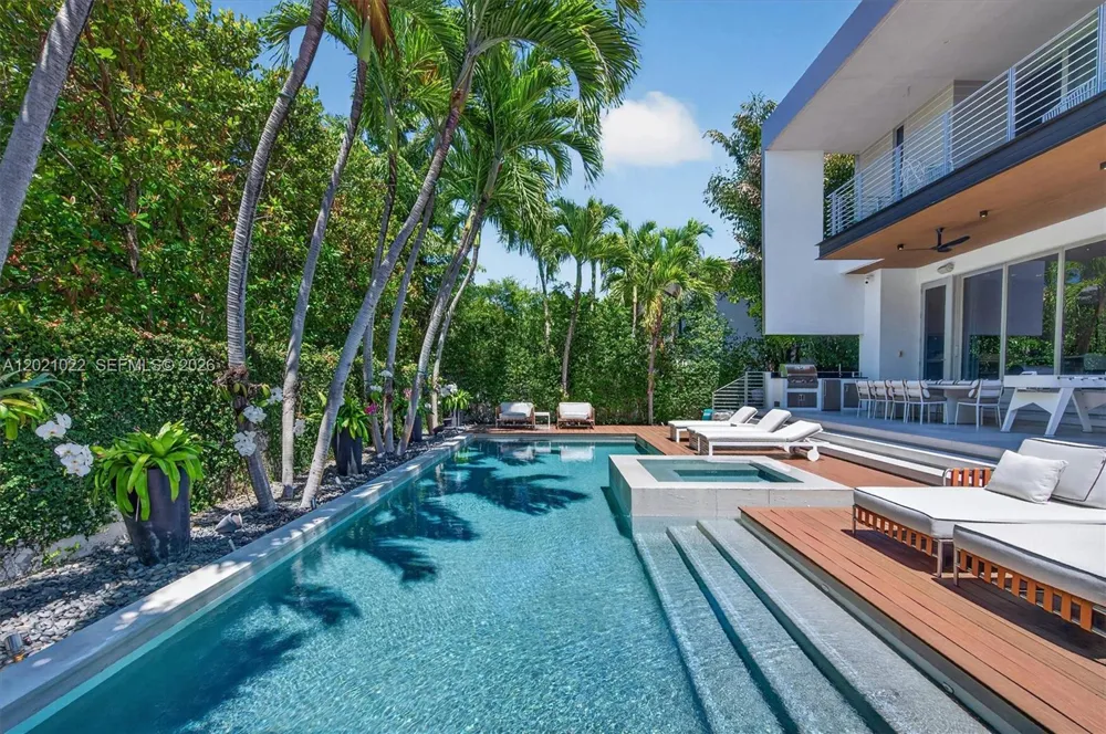 625 Curtiswood Dr Key Biscayne, FL 33149