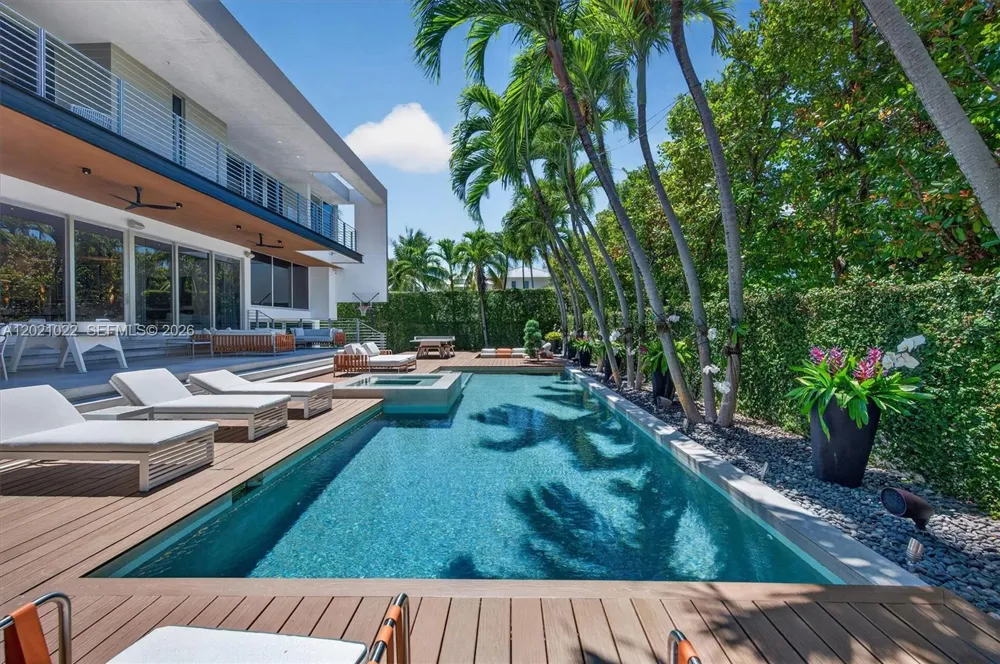 625 Curtiswood Dr Key Biscayne, FL 33149