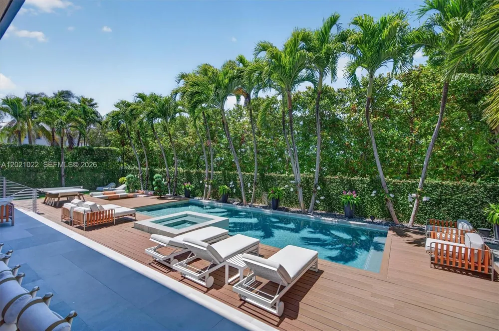 625 Curtiswood Dr Key Biscayne, FL 33149