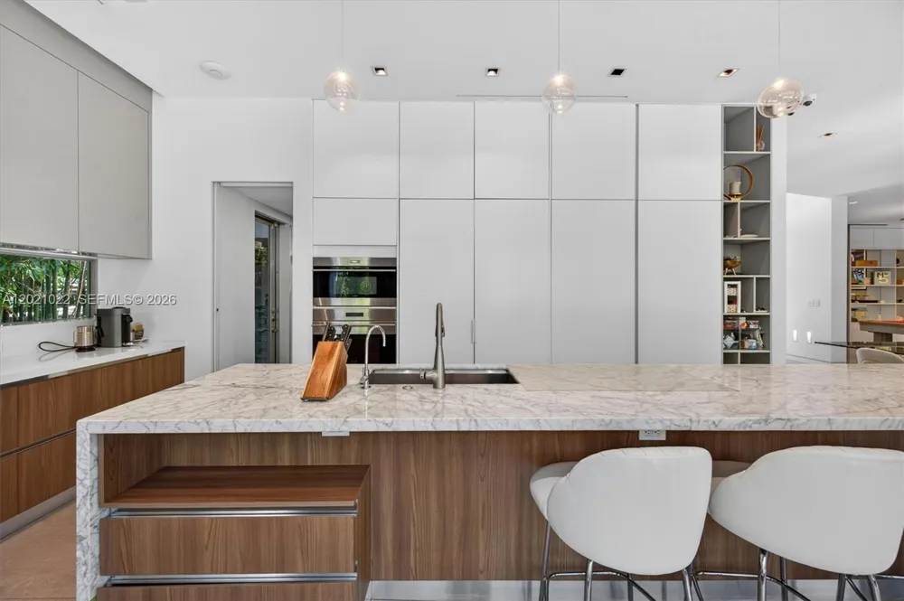 625 Curtiswood Dr Key Biscayne, FL 33149