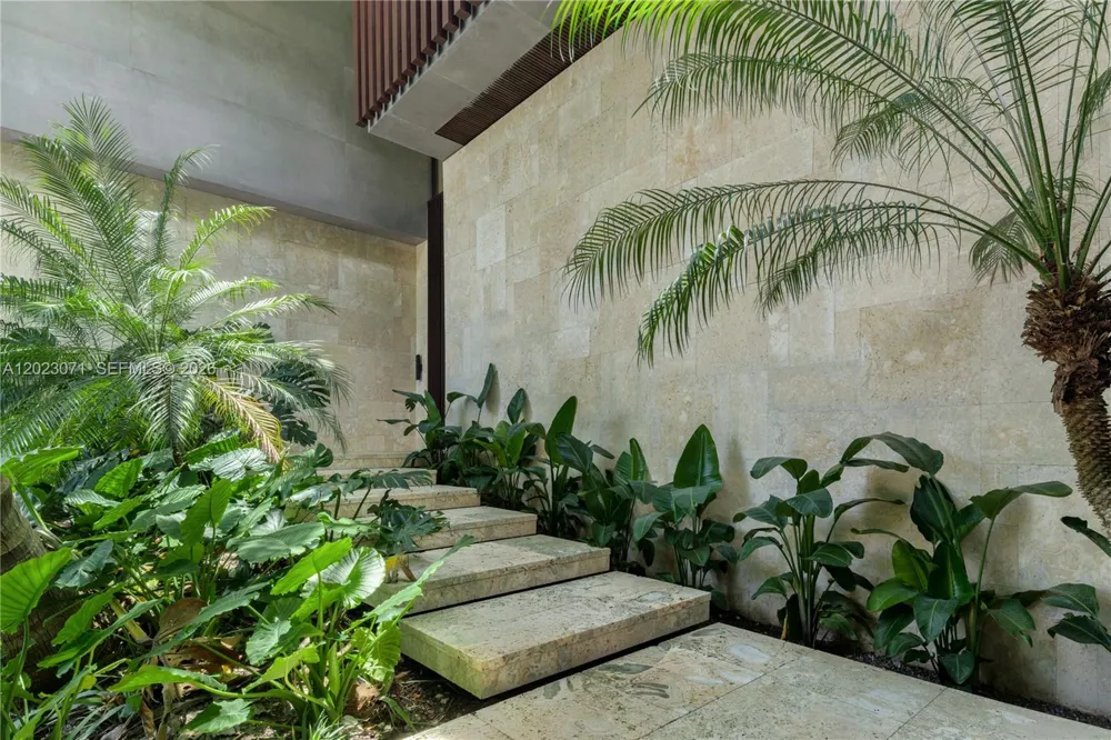 28 W Dilido Dr Miami Beach, FL 33139