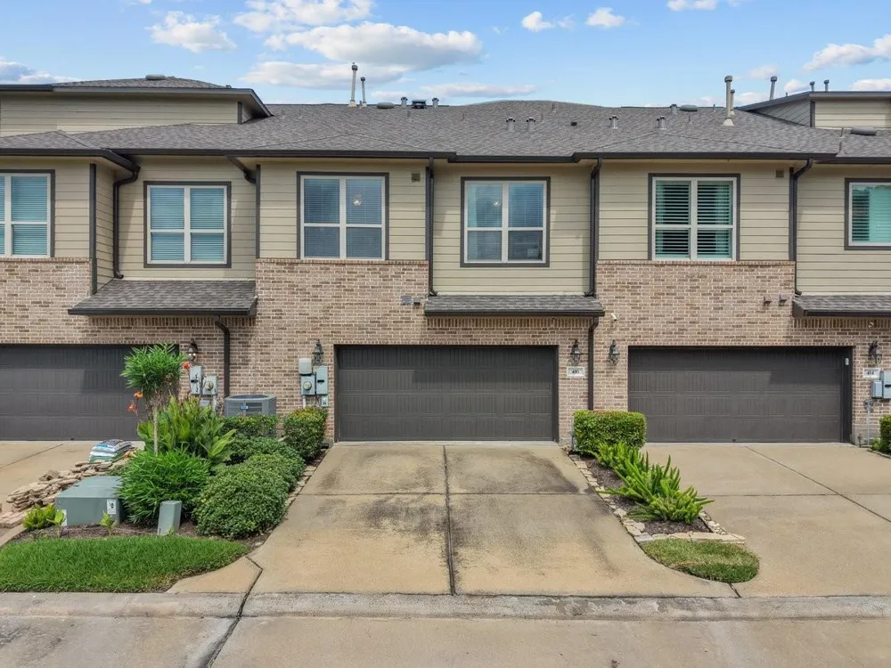 416 Via Regatta Drive Webster, TX 77598