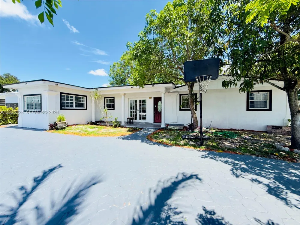 4521 NW 179th St Miami Gardens, FL 33055