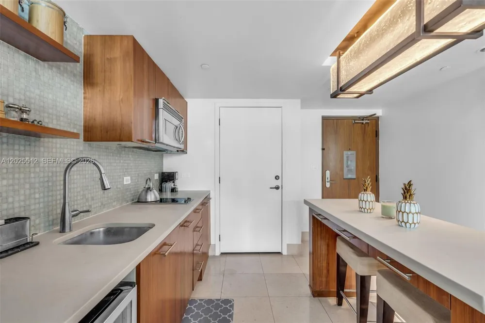 6801 Collins Ave #308 (Door 316) Miami Beach, FL 33141