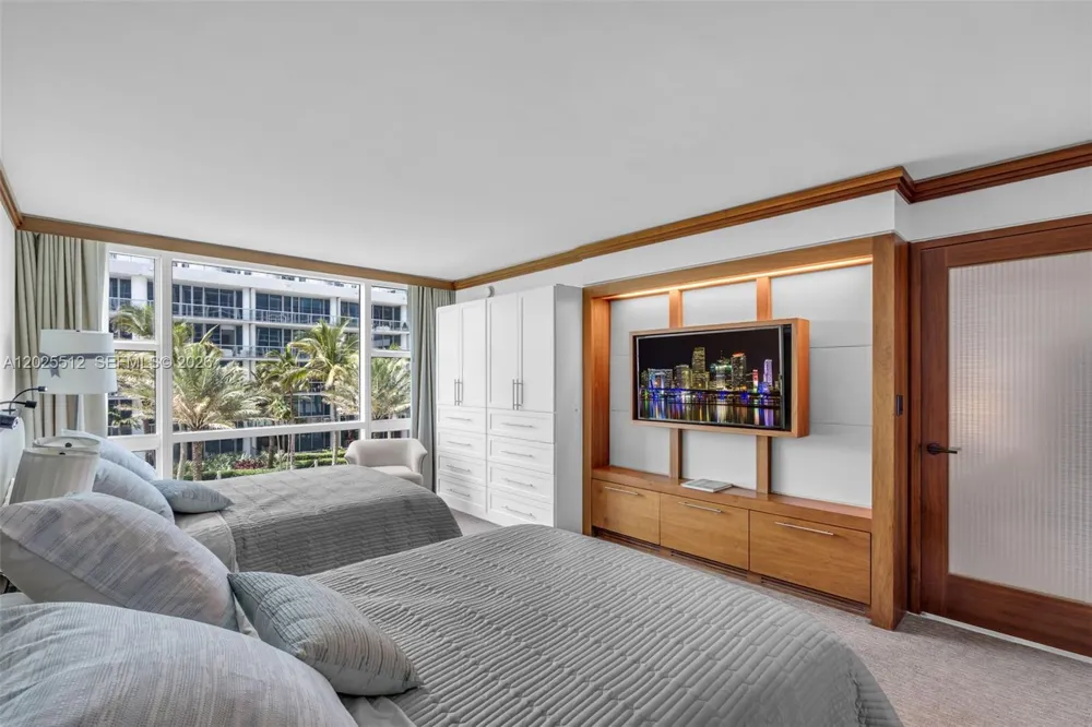 6801 Collins Ave #308 (Door 316) Miami Beach, FL 33141