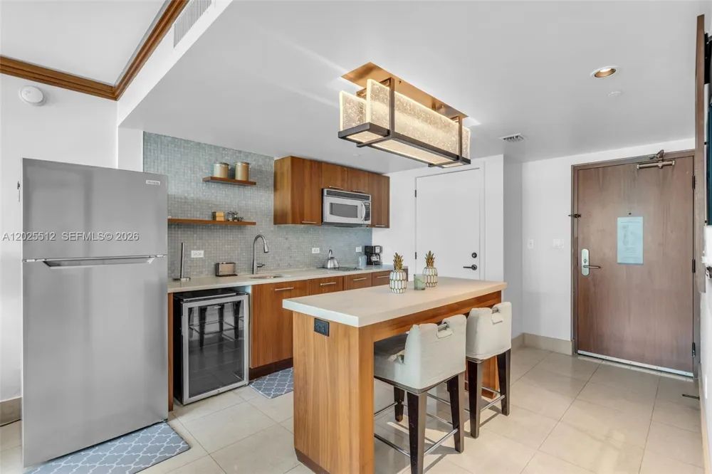 6801 Collins Ave #308 (Door 316) Miami Beach, FL 33141