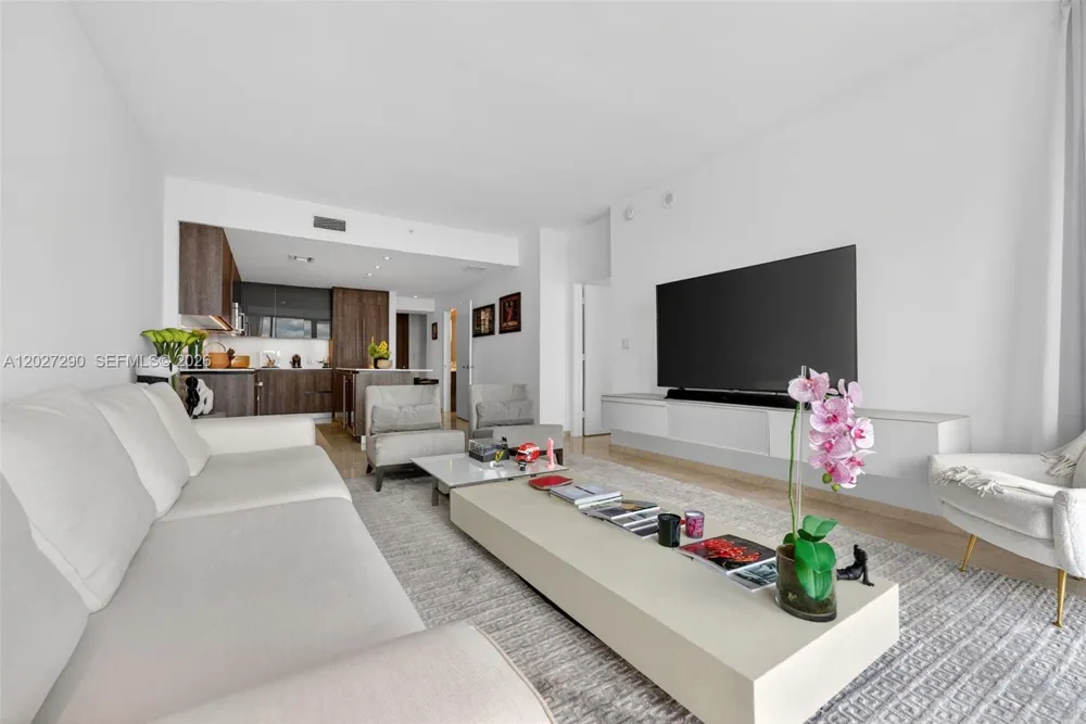 88 SW 7th St #2408 Miami, FL 33130