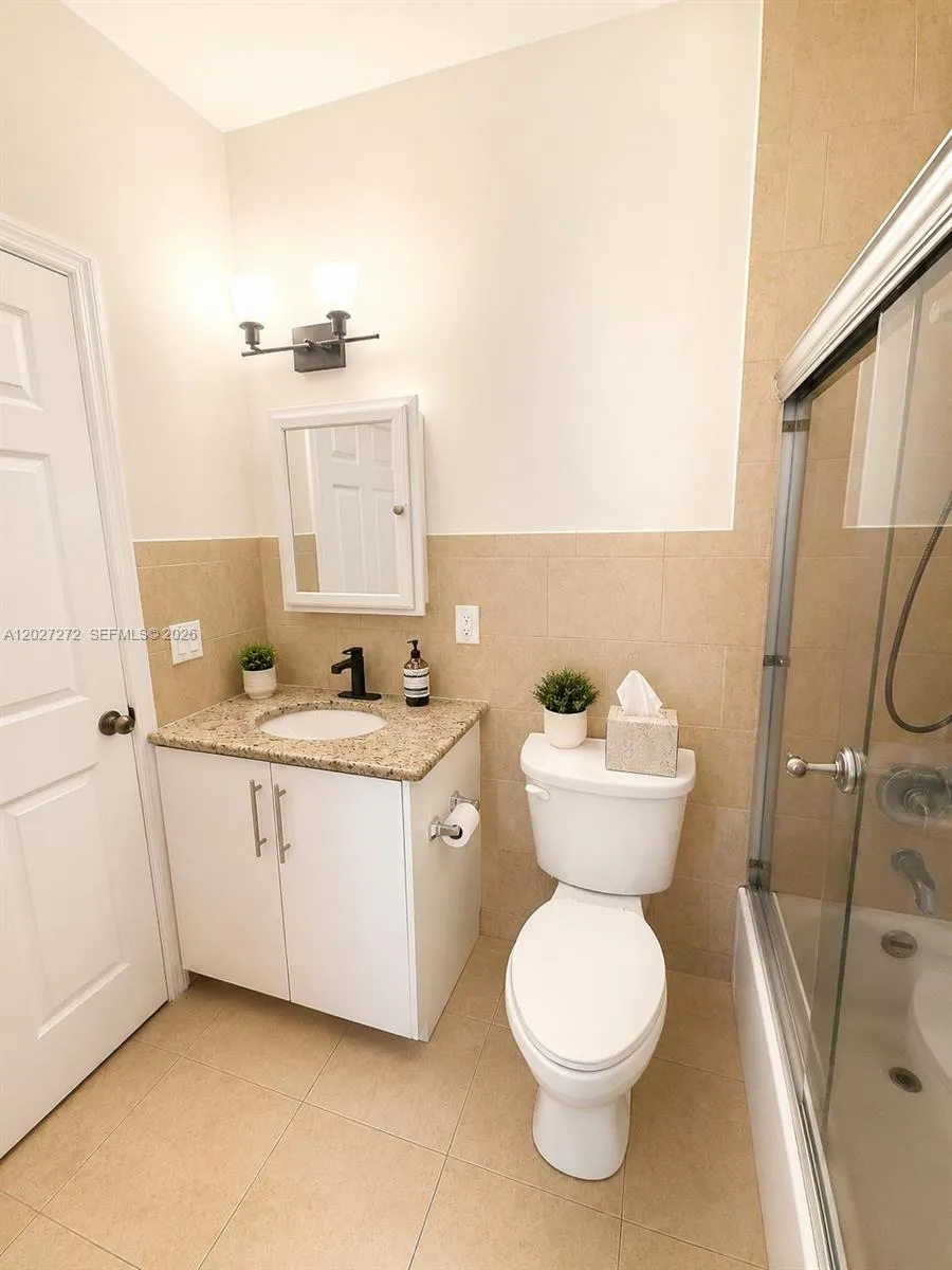 1101 NE 2nd St Hallandale Beach, FL 33009