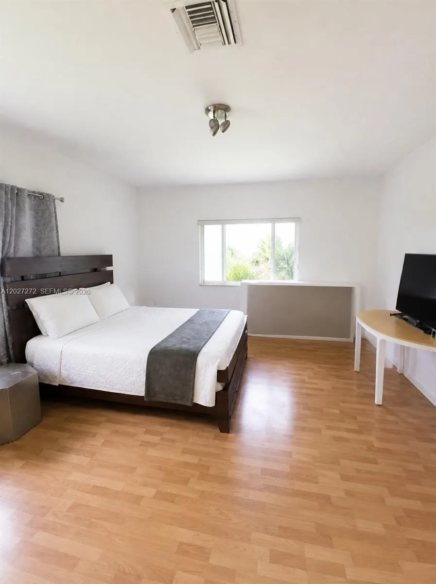 1101 NE 2nd St Hallandale Beach, FL 33009