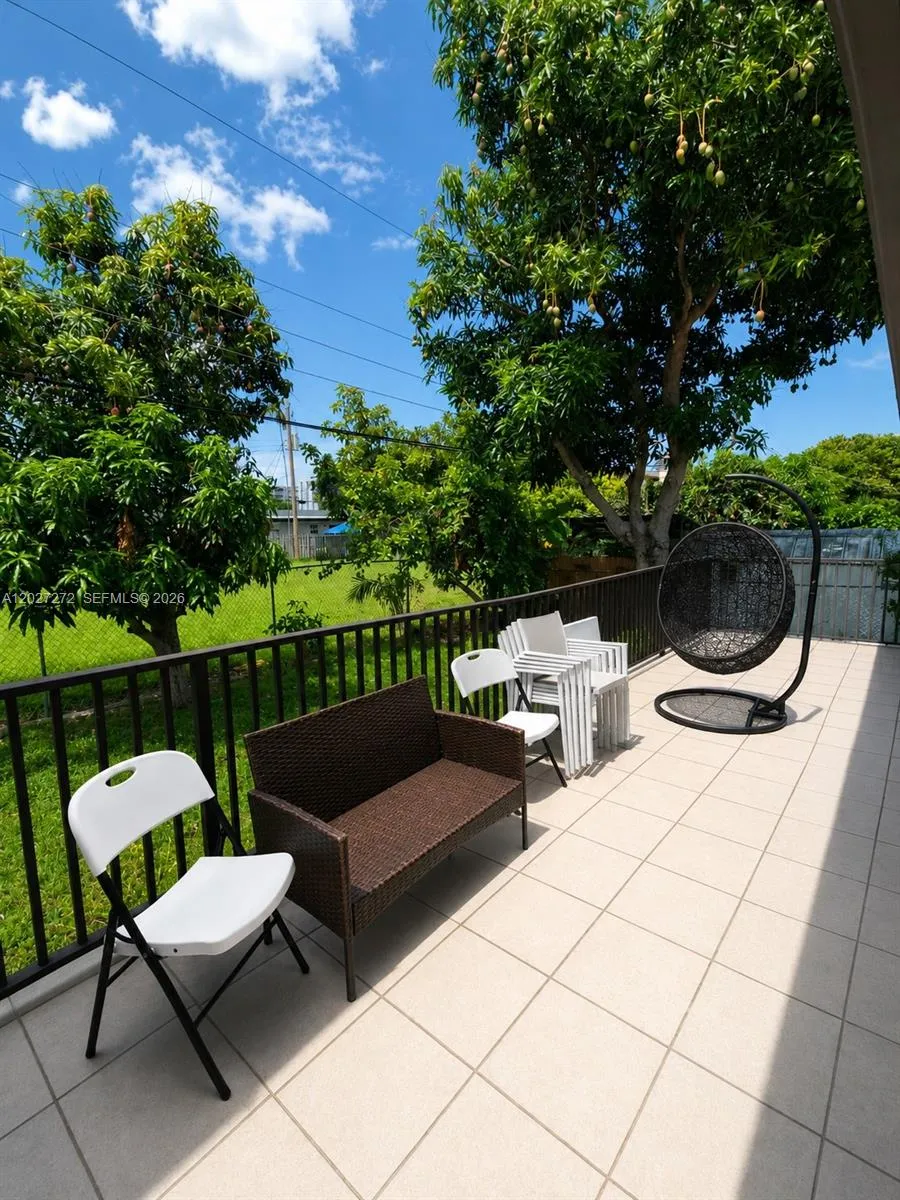 1101 NE 2nd St Hallandale Beach, FL 33009