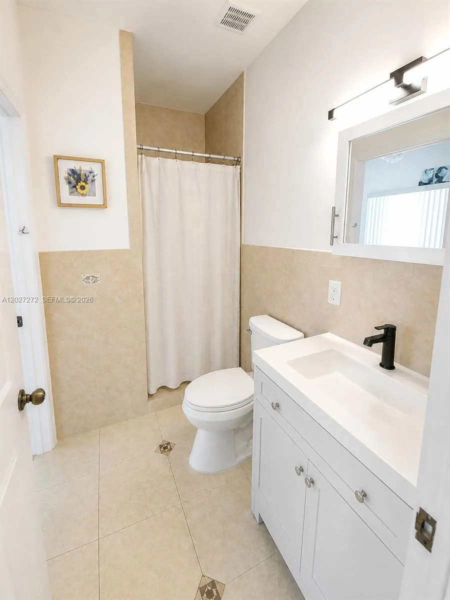 1101 NE 2nd St Hallandale Beach, FL 33009