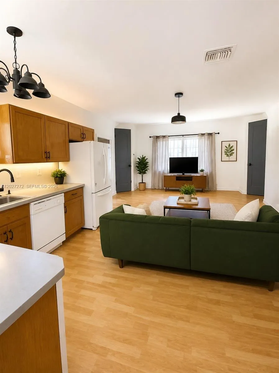 1101 NE 2nd St Hallandale Beach, FL 33009