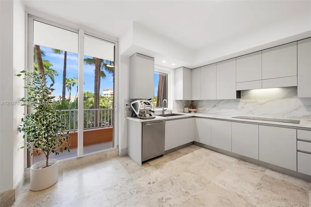 785 Crandon Blvd #205/305 Key Biscayne, FL 33149