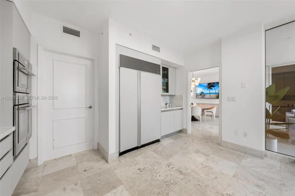 785 Crandon Blvd #205/305 Key Biscayne, FL 33149