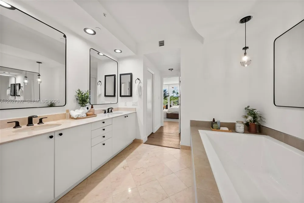 785 Crandon Blvd #205/305 Key Biscayne, FL 33149