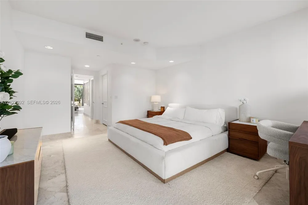 785 Crandon Blvd #205/305 Key Biscayne, FL 33149