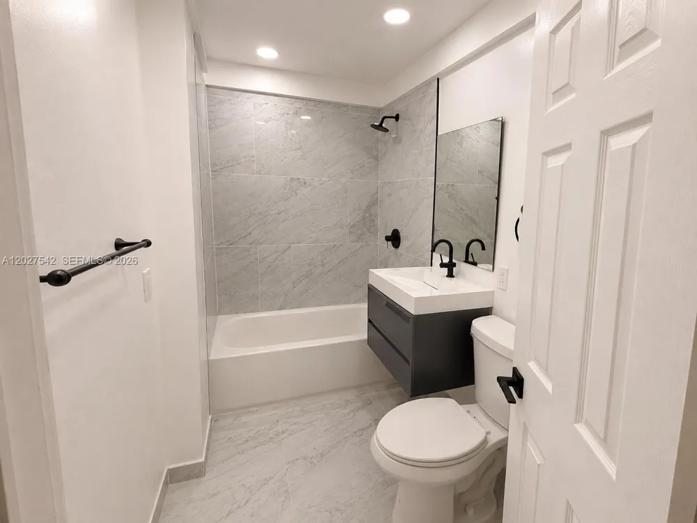 2627 NE 213th St Miami, FL 33180