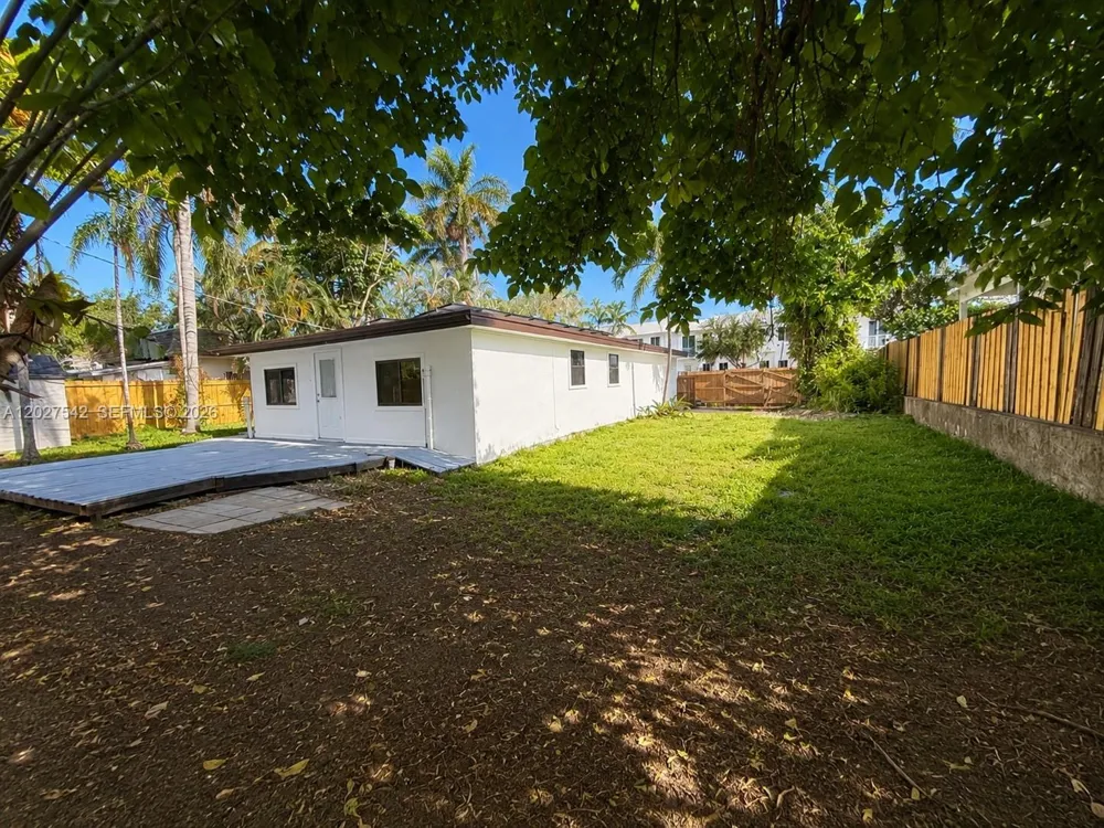 2627 NE 213th St Miami, FL 33180