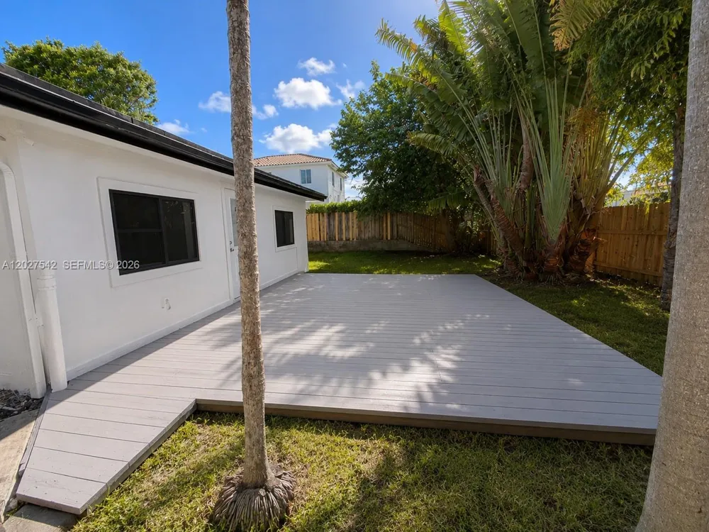 2627 NE 213th St Miami, FL 33180