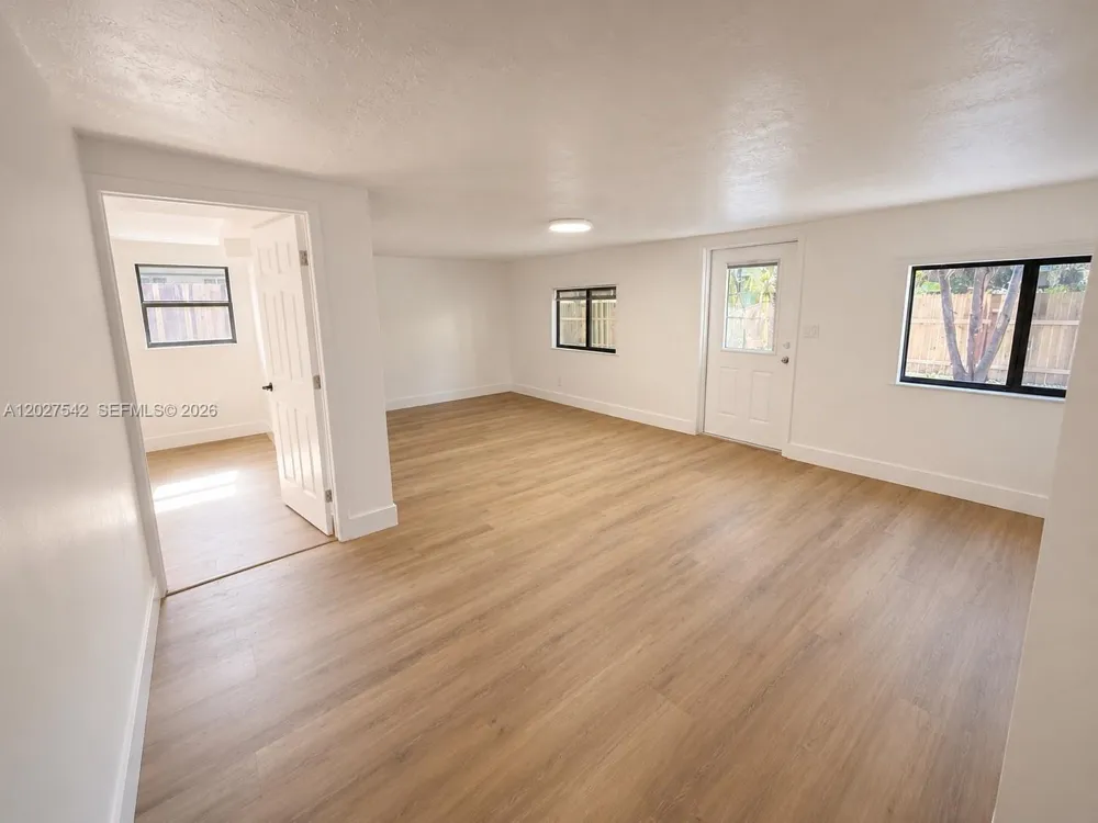 2627 NE 213th St Miami, FL 33180