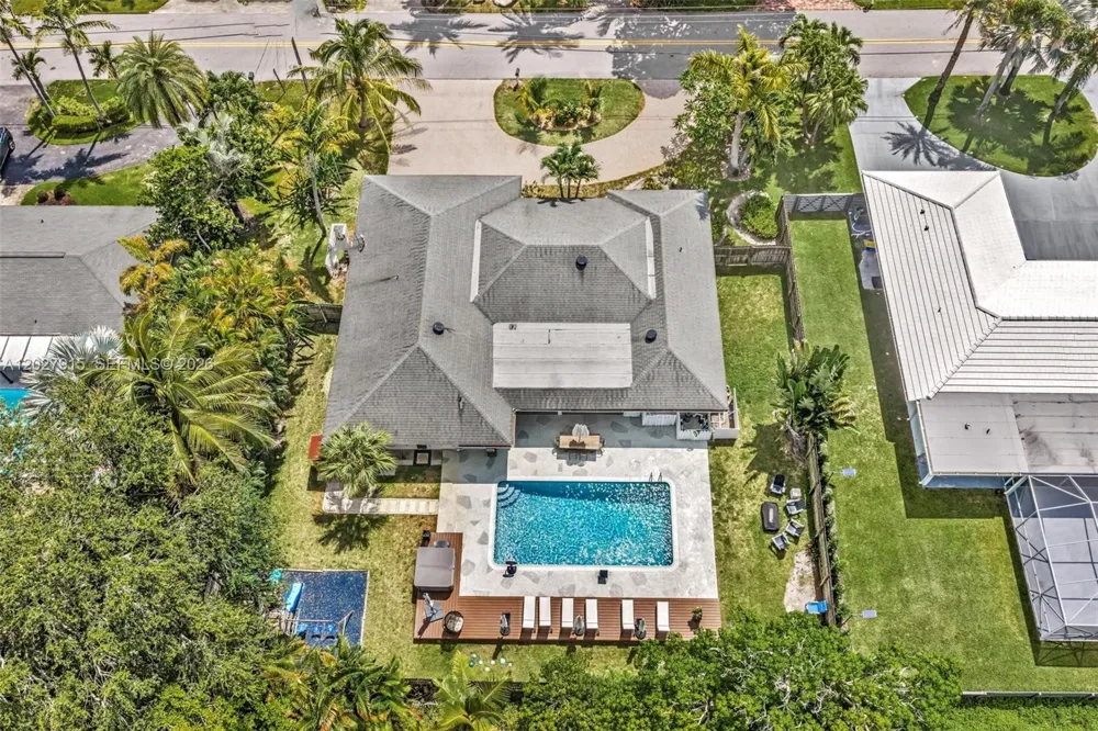 8101 W Lake Dr Lake Clarke Shores, FL 33406