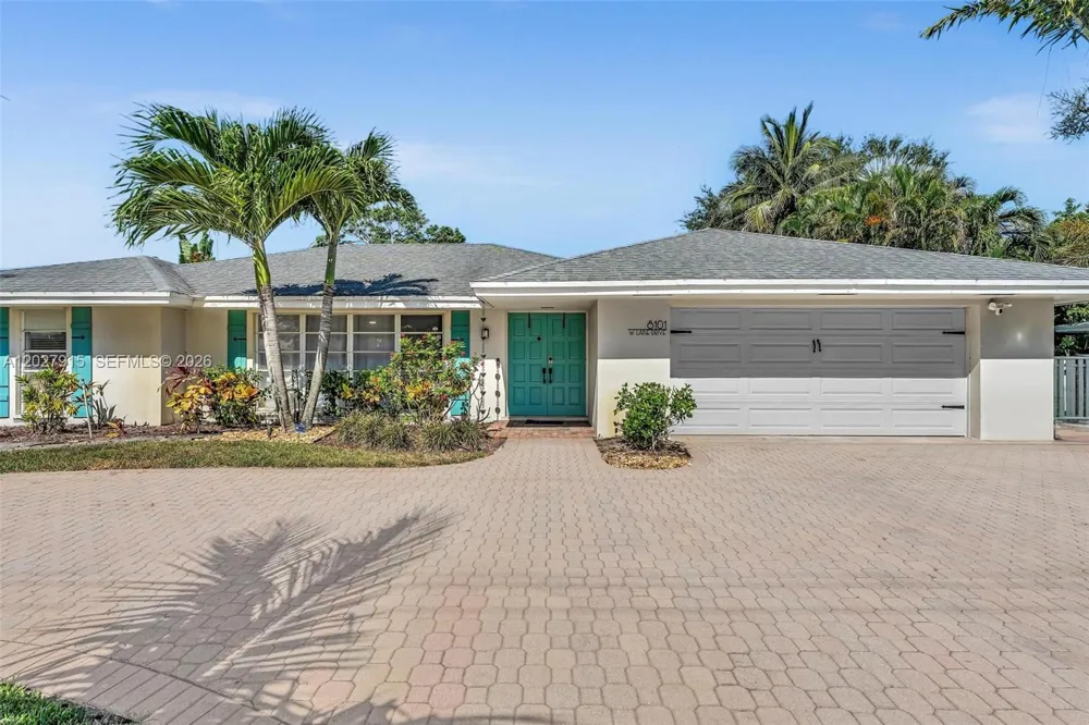 8101 W Lake Dr Lake Clarke Shores, FL 33406