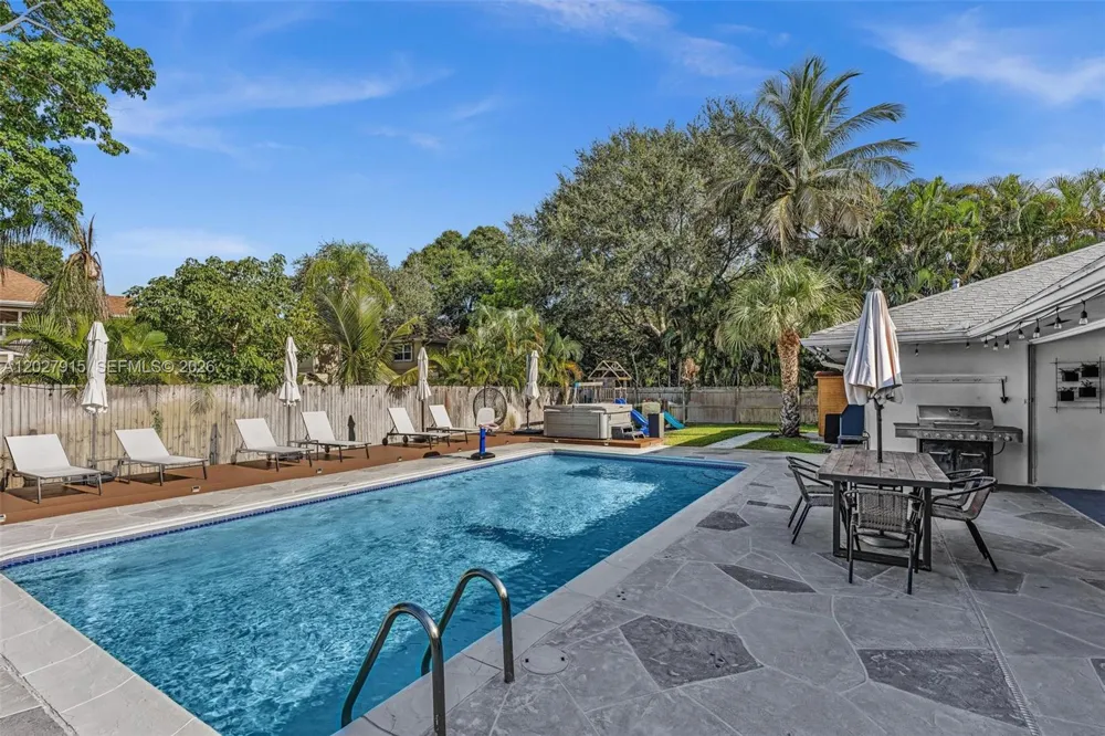 8101 W Lake Dr Lake Clarke Shores, FL 33406