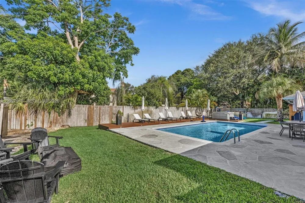 8101 W Lake Dr Lake Clarke Shores, FL 33406