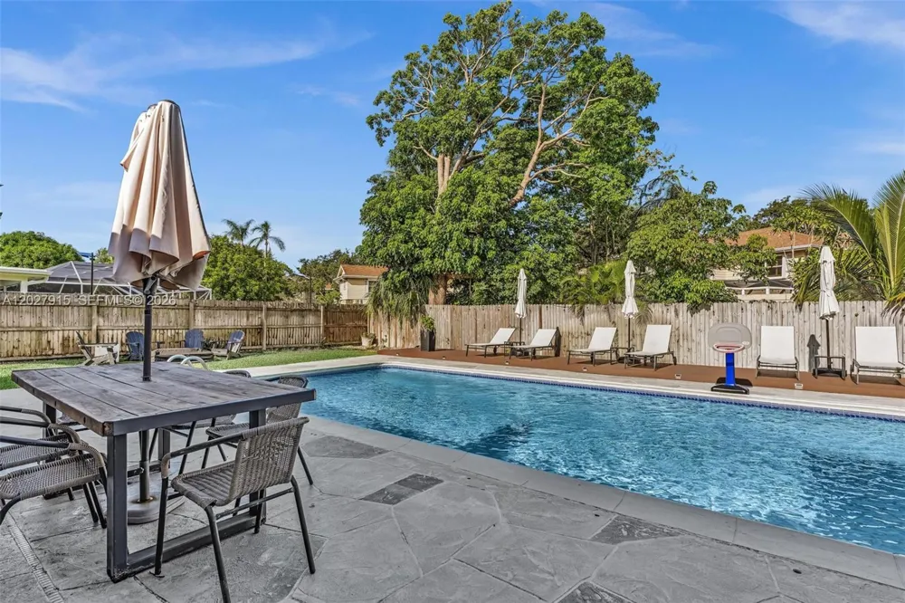 8101 W Lake Dr Lake Clarke Shores, FL 33406