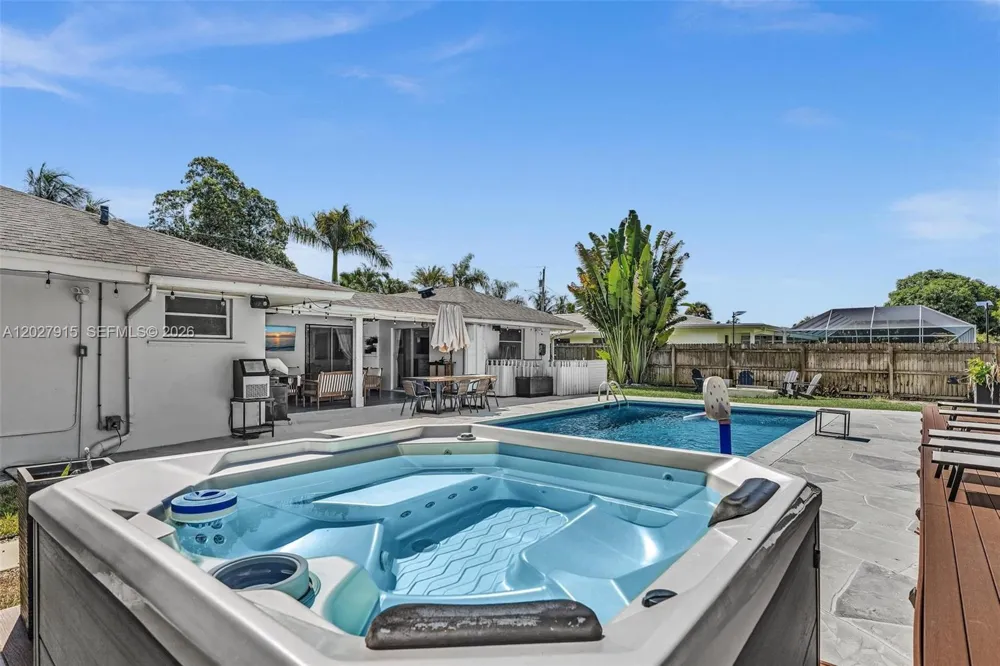 8101 W Lake Dr Lake Clarke Shores, FL 33406